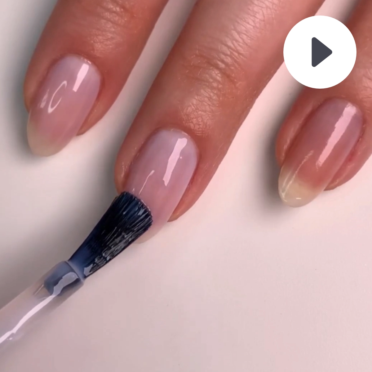 Video LONDONTOWN kur Illuminating Nail Concealer Rozjasňovač nehtů růžový
